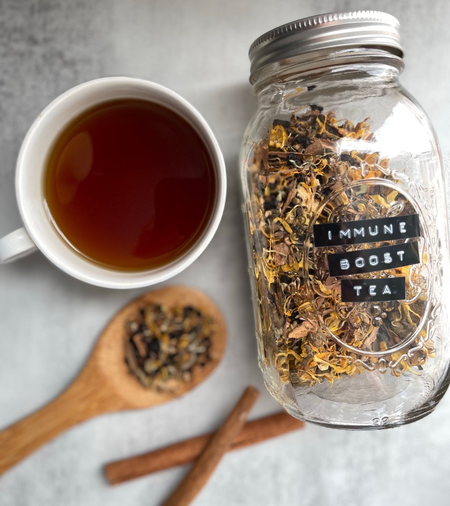 suszone kwiaty rumianku w szklanej filiżance z gorącą wodą